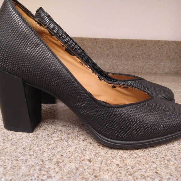 Clarks Artisan  Black Leather  Size 8 Snake print Heels - Picture 4 of 8